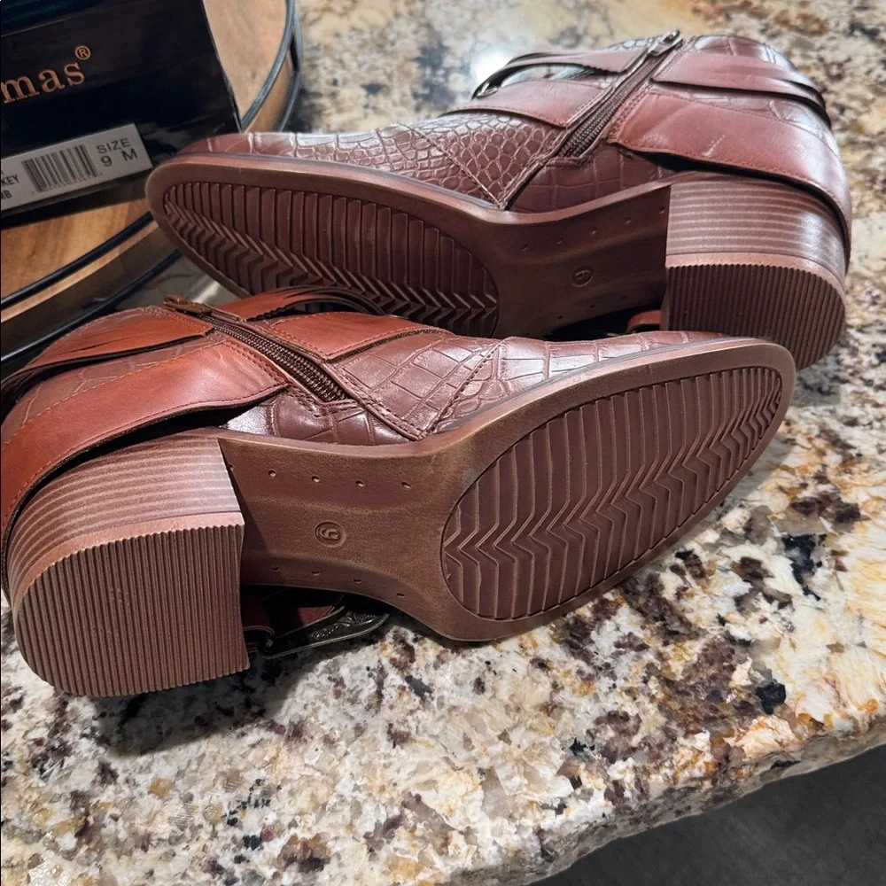 Pierre Dumas Embossed Leather Ankle Boots with Buckle BNWT and box - Picture 6 of 6